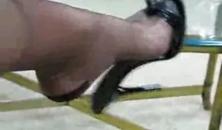 Il fratello vide sua sorella cambiare i film sex amatoriali vestiti.
