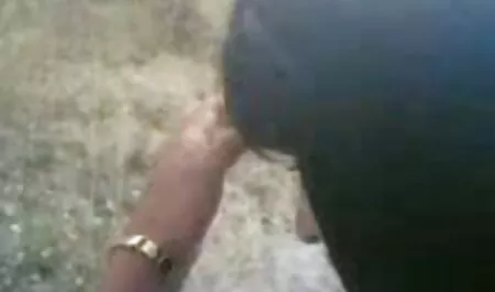 Una giovane ragazza con belle mature sex amatoriali tette.