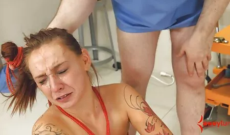 Il ragazzo filmati amatoriali sexy è venuto dal patrigno dalla stanza.