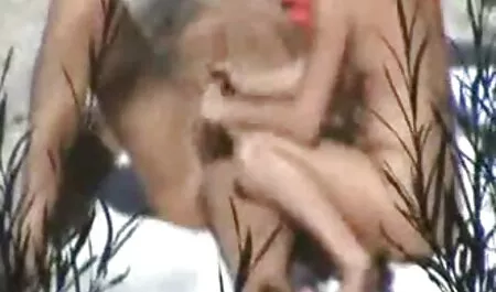Mentre l'uomo dorme nella stanza amatoriale sex tape accanto