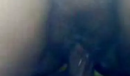 La ragazza in calze sputa allo stesso tempo amatoriale sex video con due uomini.