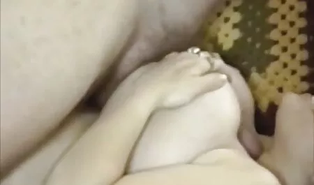 Una ragazza morta ha moglie sex amatoriale permesso al suo proprietario di leccarsi le gambe.