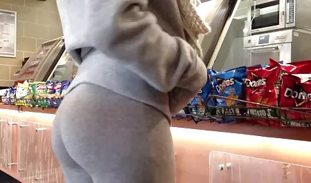 Mia madre ha toccato car sex amatoriale la macchina mentre papà era al supermercato.