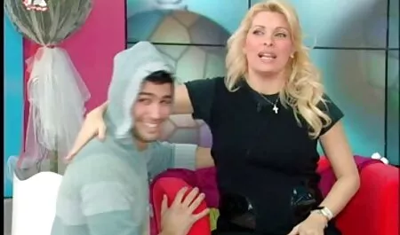 La mia mamma occupata saltò su suo figlio sotto la porn tube amatoriali doccia.
