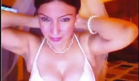 Poisoning si spoglia su etbcebcam mostrando le sue tette strette e inizia ad abbracciare la sua figa video sex amatoriale con le dita.