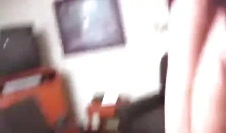 Il amatoriali sexy padre ha permesso ai giovani seni di abbracciarsi.