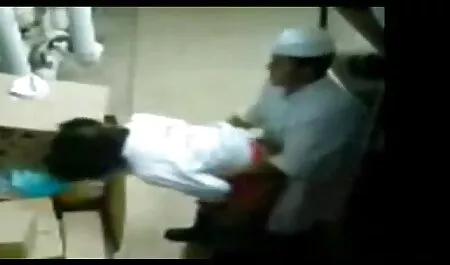 Uno studente ceco viene risucchiato davanti alle filmati amatoriali sexy telecamere.
