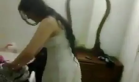 Servizi igienici ragazza si svegliò sulla macchina sex amatoriali gratis fotografica.