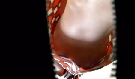 Un uomo frustato punisce le sue figlie per essere andato a sex amatoriale sinistra.