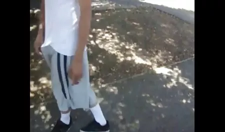 Il cazzo con il suo bel corpo viene sedotto davanti alla video amatoriali car sex telecamera.