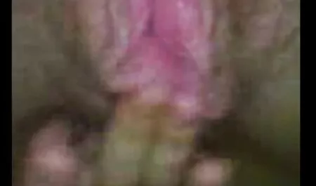 Il ragazzo ha violentato sua madre sul sex amatoriale divano.