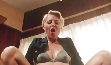 Occupato mamma catturato suo figlio si masturba e video amatoriale sexy cazzo di lui.