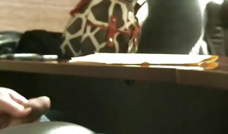 Una bionda mostra la sua sexi video amatoriali magia sulla strada