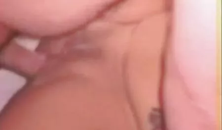 Infila la sex tape amatoriali bocca con del nastro adesivo e scopa nell'ano.