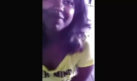 Una bionda ama sedersi sul viso della sua amica ragazza sexy amatoriale