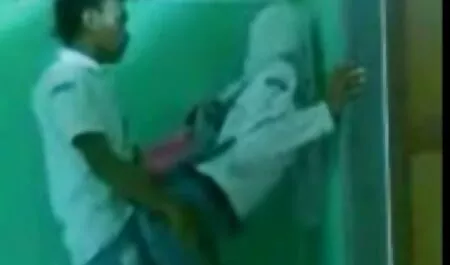 Togliti i vestiti e gioca con la video amatoriali sex italiani clip sulla finestra